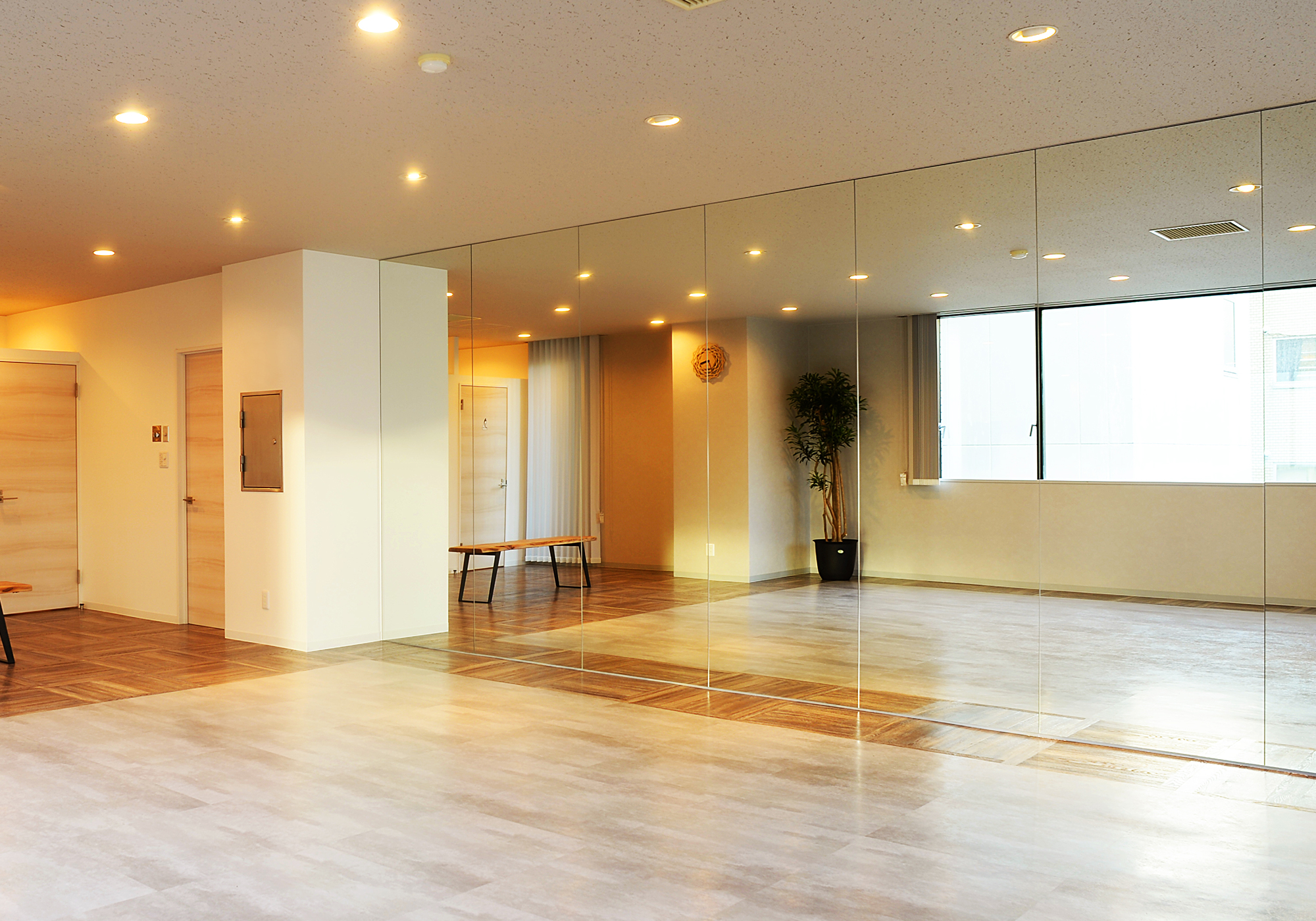 大型鏡のあるシェアスペース フライ